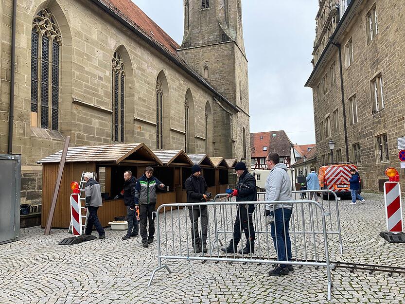Öhringer Weihnachtsmarkt wird aufgebaut