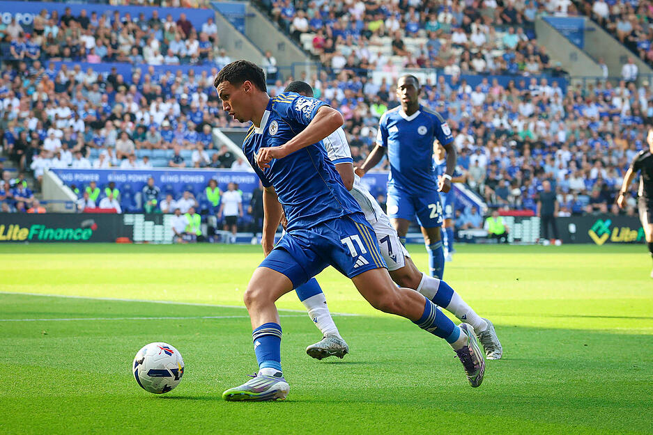 Vergangenen Sommer wechselte  El Khannouss vom KRC Genk zu Leicester City in die Premier League. Nun folgt der Transfer zum VfB Stuttgart.