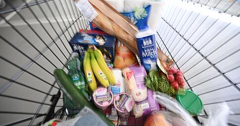 In einem Einkaufswagen liegen nach einem Einkauf Lebensmittel und Waren des täglichen Bedarfs. (zu dpa: «Neue Umfragedaten zu Essgewohnheiten der Deutschen») In einem Einkaufswagen liegen nach einem Einkauf Lebensmittel und Waren des täglichen Bedarfs. (zu dpa: «Neue Umfragedaten zu Essgewohnheiten der Deutschen»)