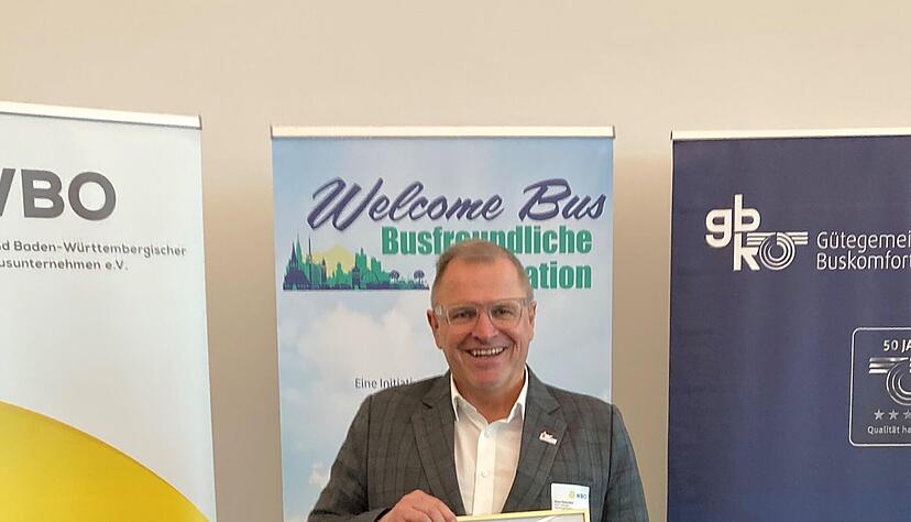 Eppingens OB Klaus Holaschle freut sich &uuml;ber die Auszeichnung seiner Stadt als busfreundliches Reiseziel.