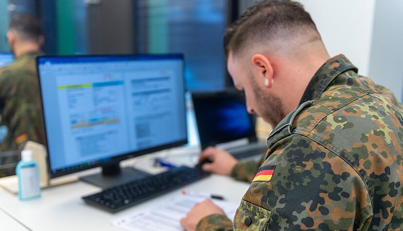 Die Bundeswehr hilft bei der Kontaktverfolgung in der Corona-Pandemie. Inzwischen arbeiten 40 Soldaten im Landratsamts Heilbronn mit.
Foto: Archiv/Berger Die Bundeswehr hilft bei der Kontaktverfolgung in der Corona-Pandemie. Inzwischen arbeiten 40 Soldaten im Landratsamts Heilbronn mit.
Foto: Archiv/Berger