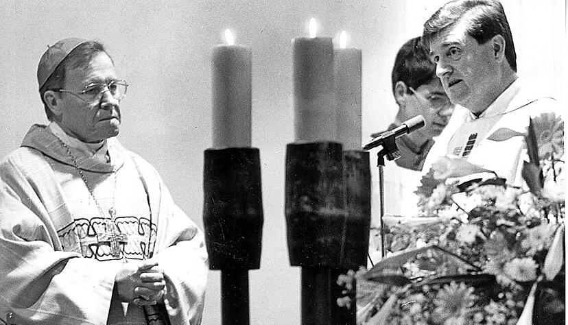 Feuer und Flamme f&uuml;r die katholische Kirche: Walter Kasper (li.) Mitte der 1990er Jahre mit Monsignore Wolfgang Westenfeld im Heilbronner M&uuml;nster.
Foto: Archiv/Dirks