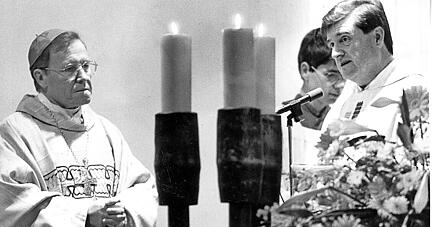 Feuer und Flamme f&uuml;r die katholische Kirche: Walter Kasper (li.) Mitte der 1990er Jahre mit Monsignore Wolfgang Westenfeld im Heilbronner M&uuml;nster.
Foto: Archiv/Dirks