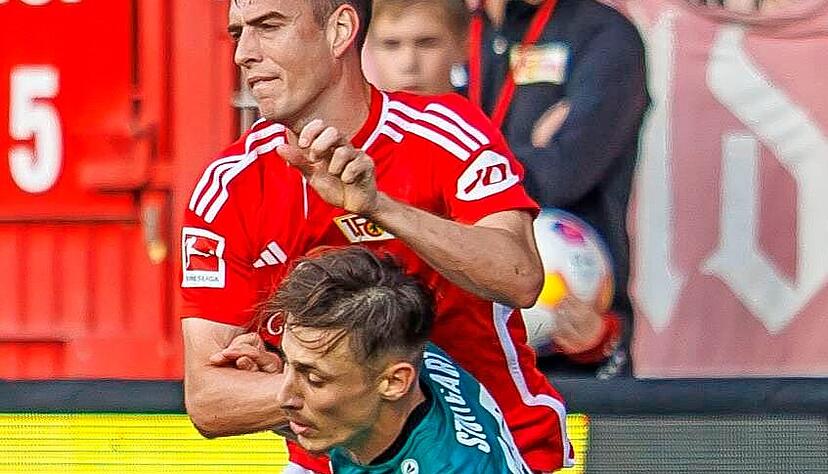 Zwei Abwehrspieler, die für Stabilität sorgen müssen: der Franzose Anthony Rouault vom VfB Stuttgart (hier im Spiel gegen Union Berlin)... Zwei Abwehrspieler, die für Stabilität sorgen müssen: der Franzose Anthony Rouault vom VfB Stuttgart (hier im Spiel gegen Union Berlin)...