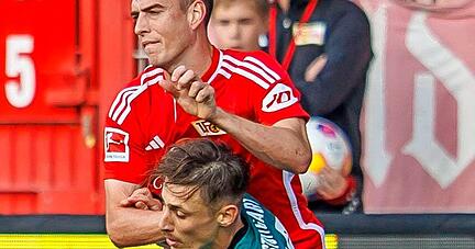 Zwei Abwehrspieler, die für Stabilität sorgen müssen: der Hoffenheimer John Anthony Brooks (Bild links, blaues Trikot) sowie der Franzose Anthony Rouault (Bild rechts, im Spiel gegen Union Berlin) vom VfB Stuttgart.
Fotos: dpa Zwei Abwehrspieler, die für Stabilität sorgen müssen: der Hoffenheimer John Anthony Brooks (Bild links, blaues Trikot) sowie der Franzose Anthony Rouault (Bild rechts, im Spiel gegen Union Berlin) vom VfB Stuttgart.
Fotos: dpa
