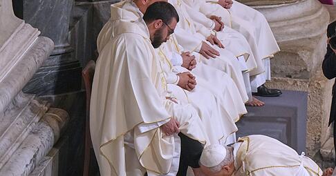 Franziskus hatte H&auml;ftlingen und auch Muslimen und Frauen die F&uuml;&szlig;e gewaschen - Leo legt wieder mehr Wert auf Tradition.
