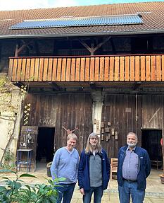 Carsten Eckstein, Markus Hecker und Martin Dei&szlig; (von links) im Innenhof vor Ecksteins Scheune. Sie darf jetzt fl&auml;chendeckend mit Solarmodulen best&uuml;ckt werden.