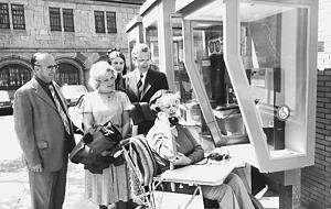 Telefonieren sollte f&uuml;r jedermann m&ouml;glich sein: In der Heilbronner Innenstadt wurde 1979 eine barrierefreie Telefonzelle eingeweiht. Foto: Archiv