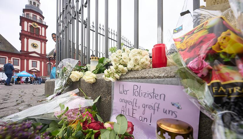 Nach der Messerattacke in Mannheim erinnern Kerzen und Blumen an die Opfer. Nach der Messerattacke in Mannheim erinnern Kerzen und Blumen an die Opfer.