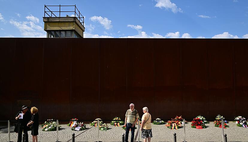 Heute ist an der Bernauer Straße die Atmosphäre an der Berliner Mauer noch zu erahnen. Heute ist an der Bernauer Straße die Atmosphäre an der Berliner Mauer noch zu erahnen.