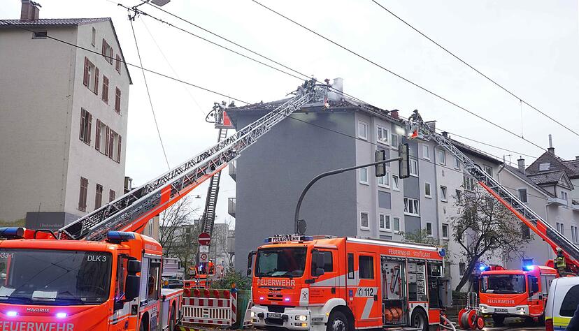 Mit rund 100 Einsatzkräften und drei Drehleitern war die Feuerwehr im Einsatz. Mit rund 100 Einsatzkräften und drei Drehleitern war die Feuerwehr im Einsatz.