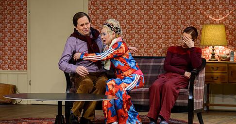 "Dafür gibt es keine Etikette": Das britische Ehepaar Lindel (Nils Brück und Judith Lilly Raab) weiß nicht recht umzugehen mit Elsa aus Denver (Sabine Unger, Mitte), die unter Mordverdacht steht. "Dafür gibt es keine Etikette": Das britische Ehepaar Lindel (Nils Brück und Judith Lilly Raab) weiß nicht recht umzugehen mit Elsa aus Denver (Sabine Unger, Mitte), die unter Mordverdacht steht.