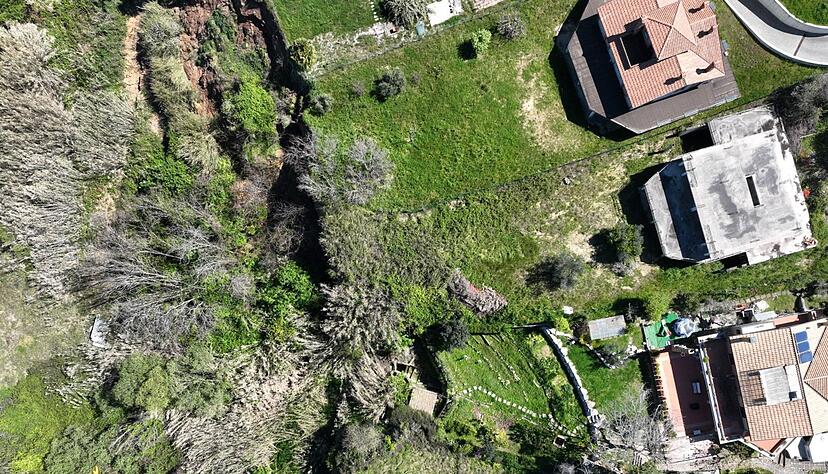 Unwetter mit heftigen Regenfällen haben die Erde Anfang der Woche in Süditalien wieder in Bewegung gesetzt. Unwetter mit heftigen Regenfällen haben die Erde Anfang der Woche in Süditalien wieder in Bewegung gesetzt.