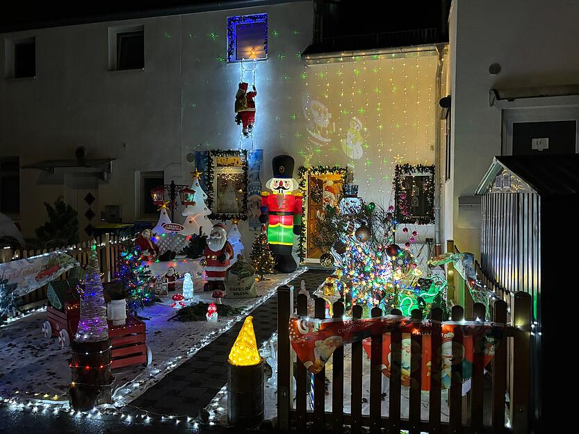 Ihr Haus erregt einiges an Aufsehen. Ein Nachbar kommt vorbei und meint anerkennend, dass sich das Paar 2024 wieder selbst übertroffen habe.