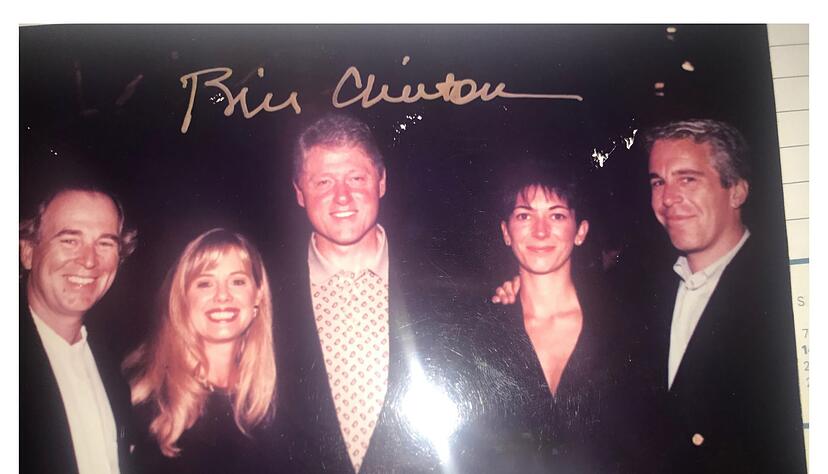 Auf einem Foto, das Demokraten im US-Kongress veröffentlicht haben, ist Ex-Präsident Bill Clinton unter anderem mit Ghislaine Maxwell und Jeffrey Epstein zu sehen. Auf einem Foto, das Demokraten im US-Kongress veröffentlicht haben, ist Ex-Präsident Bill Clinton unter anderem mit Ghislaine Maxwell und Jeffrey Epstein zu sehen.