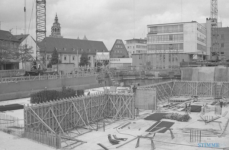 Mai 1968: Sichtbare Fortschritte macht der Neubau des Warenhauses Horten. Das Lagerhaus und der M&ouml;belpavillon, die sich an der R&uuml;ckwand des Merkur-Kaufhaus befinden (Mitte rechts), stehen zum Abriss bereit. Im Hintergrund li ist der Deutschhof ans&auml;ssig.