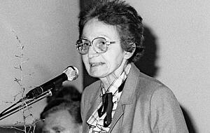 Luise Bronner 1986 bei einer Rede im Großen Ratssaal.Foto: Stadtarchiv
