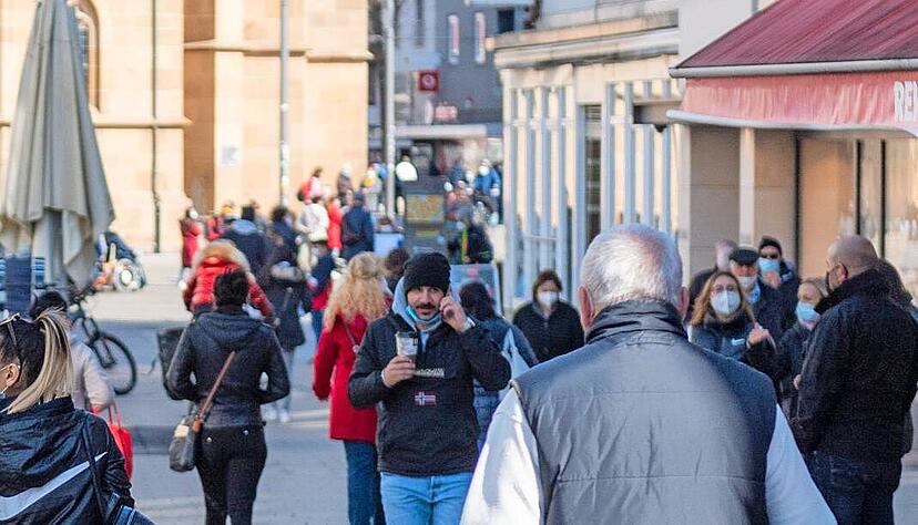 Das Wetter und offene Gesch&auml;fte ziehen die Menschen in die Heilbronner Stadtmitte. Foto: Berger