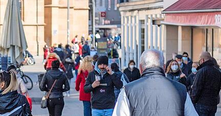Das Wetter und offene Gesch&auml;fte ziehen die Menschen in die Stadt.
Foto: Berger