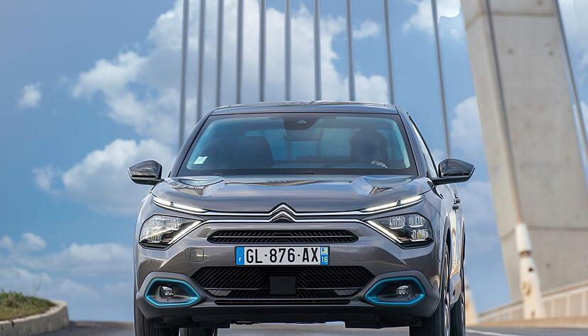 Der Citro&euml;n e-C4X ist ein unkonventioneller Crossover mit Elektro-Antrieb. Er ist zwar g&uuml;nstiger als die Konkurrenz von Tesla, BMW und VW, daf&uuml;r aber technisch etwas im R&uuml;ckstand.