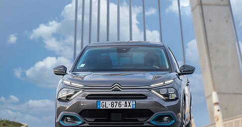 Der Citroën e-C4X ist ein unkonventioneller Crossover mit Elektro-Antrieb. Er ist zwar günstiger als die Konkurrenz von Tesla, BMW und VW, dafür aber technisch etwas im Rückstand.
