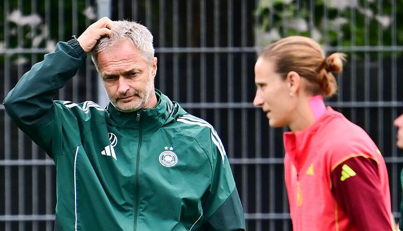 Was tun in der Torfrau-Frage? DFB-Trainer Christian Wück (l.) und Stammkeeperin Ann-Katrin Berger. Was tun in der Torfrau-Frage? DFB-Trainer Christian Wück (l.) und Stammkeeperin Ann-Katrin Berger.