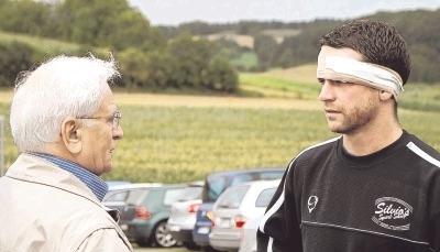 Auf dem Weg ins Krankenhaus: Sachar Theres (rechts), Stürmer des SV Rohrbach, erlitt im Heimspiel gegen Sandhofen eine Platzwunde.Foto: Eric Schmidt Auf dem Weg ins Krankenhaus: Sachar Theres (rechts), Stürmer des SV Rohrbach, erlitt im Heimspiel gegen Sandhofen eine Platzwunde.Foto: Eric Schmidt