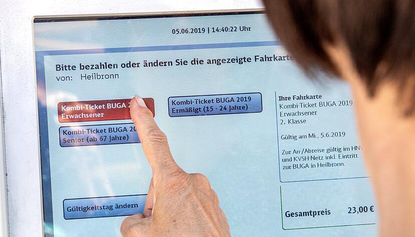 Am Fahrkartenautomaten können Buga-Besucher im Verkehrsverbund ein Kombiticket kaufen, das zugleich Fahrkarte und Eintrittskarte ist.
Foto: Mario Berger Am Fahrkartenautomaten können Buga-Besucher im Verkehrsverbund ein Kombiticket kaufen, das zugleich Fahrkarte und Eintrittskarte ist.
Foto: Mario Berger