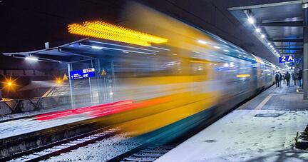 Der Weg für die Einführung des 49-Euro-Tickets für Millionen Fahrgäste im Nahverkehr mit Bussen und Bahnen ist geebnet. Nach langem Gezerre zwischen Bund und Ländern klärten Kanzler Olaf Scholz (SPD) und die Ministerpräsidentinnen und Ministerpräsidenten letzte Finanzfragen.