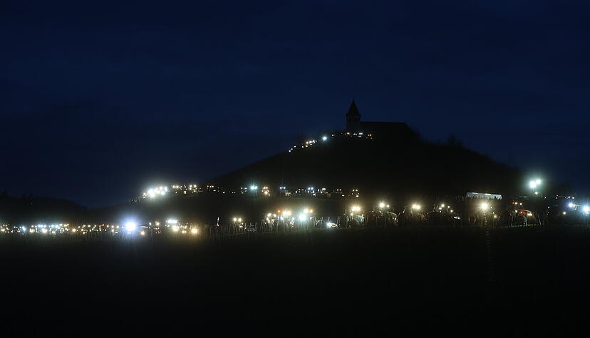 Etliche Traktoren erleuchten bei der Protestaktion der Bauern den Michaelsberg bei Cleebronn.