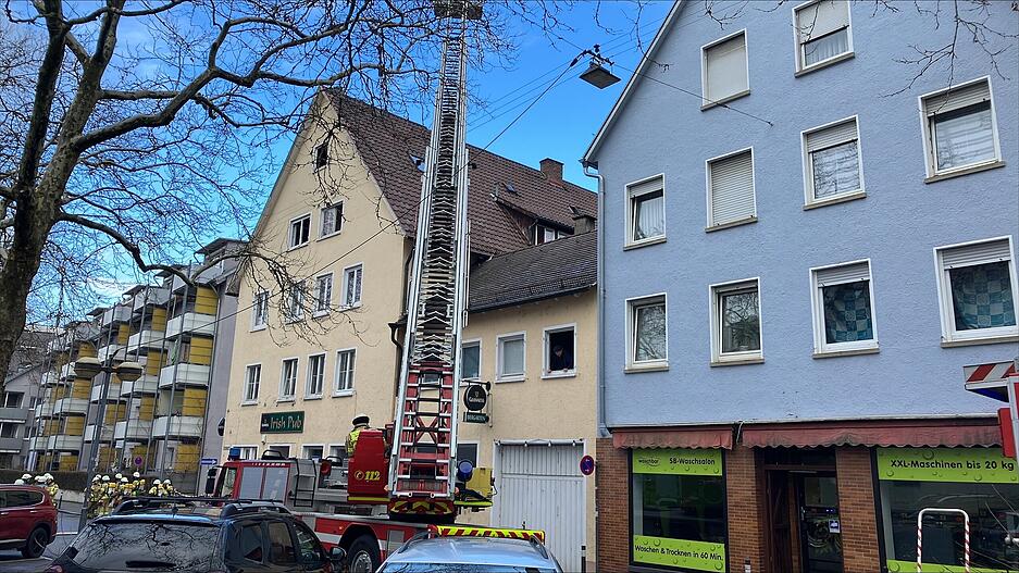Ein Dachstuhl brennt &ndash; im Geb&auml;ude, in dem sich der Irish Pub befindet.