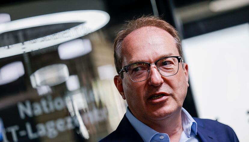 Das BSI soll laut Dobrindt mit mehr Geld ausgestattet werden, um die Cyber-Sicherheit zu stärken. Das BSI soll laut Dobrindt mit mehr Geld ausgestattet werden, um die Cyber-Sicherheit zu stärken.