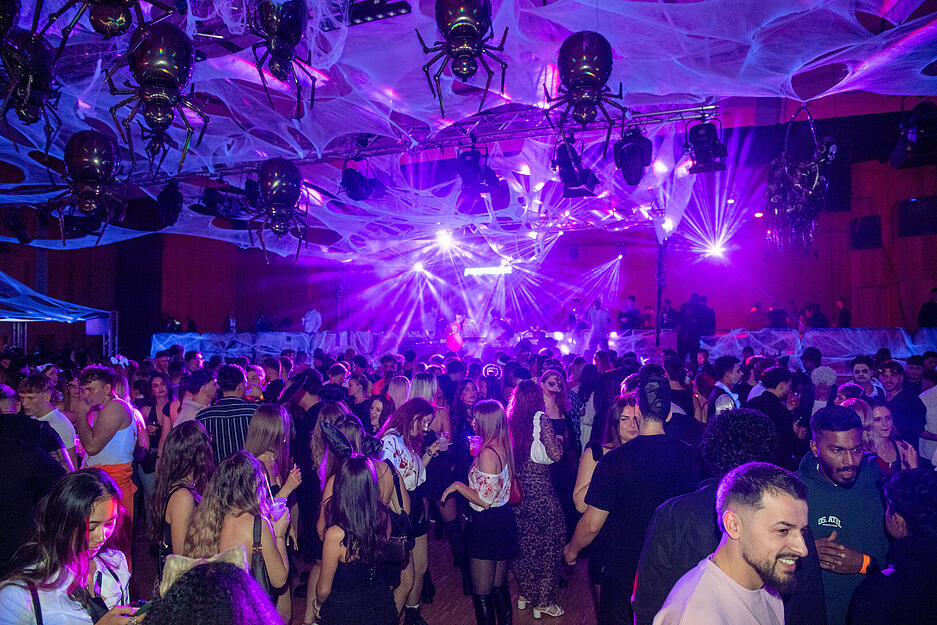Mit und ohne Kostüm stürmen die Gäste in der Heilbronner Harmonie die Tanzfläche bei der Halloween-Party.