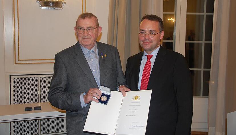 Werner Winter (links) hat die Staufermedaille des Landes aus den Händen von Bundesrats- und Europaminister Peter Friedrich erhalten. Foto: Stadt Heilbronn
