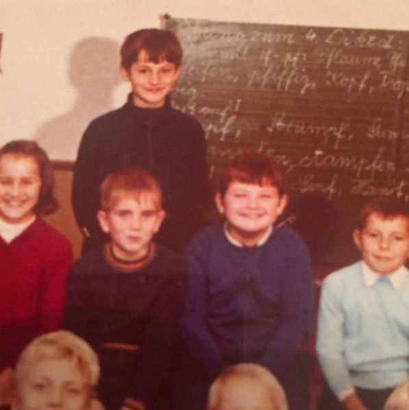Hans-Ulrich Rülke wird am 3. Oktober 1961 in Tuttlingen geboren. Er besucht die Grundschule und das Gymnasium in Singen. Hier ist Rülke (hinten) bei der Einschulung in die dritte Klasse zu sehen. Foto: Instagram Hans-Ulrich Rülke