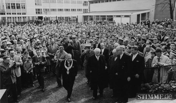 29. März 1958: Der Bundespräsident (mi) betritt mit Oberbürgermeister Paul Meyle (li) und Schulleiter Dr. Karl Weiß den Schulneubau.