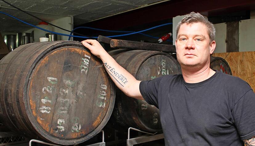 Joachim Alt-Enderle zeigt einen Teil des Lagers: Die Spirituosen in 650 der 850 Holzfässer werden zu Whisky. Fotos: Simon Gajer, privat