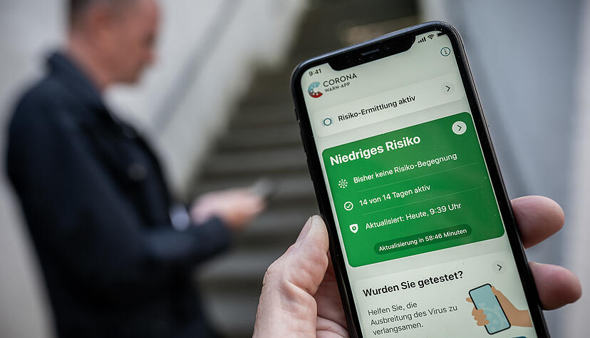 Mithilfe der Corona-Warn-App sollen B&uuml;rger benachrichtigt werden, sollten sie sich in der N&auml;he eines am Coronavirus Erkrankten aufgehalten haben. Foto: dpa