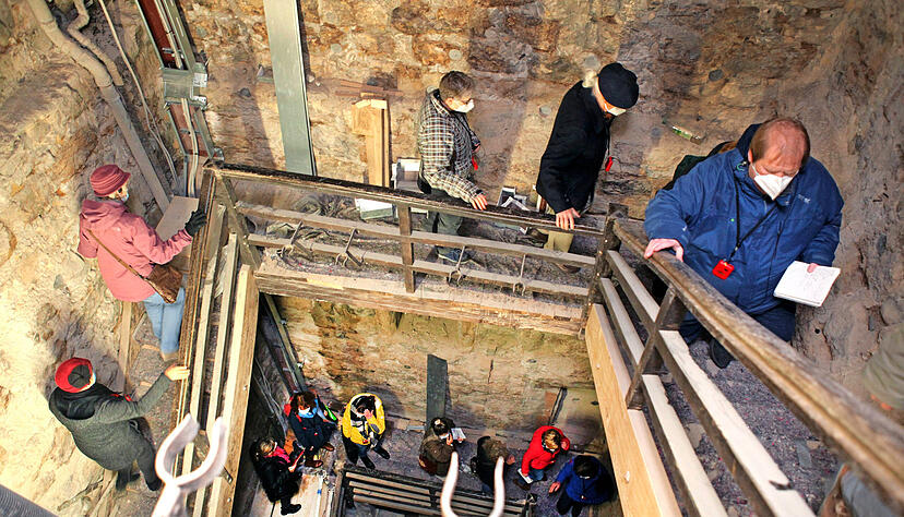 Unterricht im 800 Jahre alten Turm: Die G&auml;stef&uuml;hrer der Stadt sind die ersten, die den frisch sanierten Blauen Turm nach vier Jahren wieder erklimmen.

Foto: Ralf Seidel
