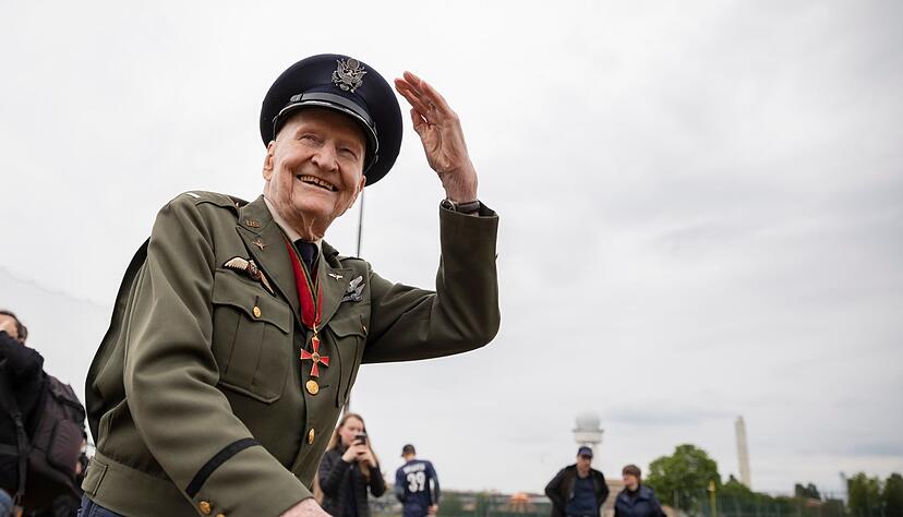 Der ehemalige Luftbrückenpilot Gail Halvorsen ist mit 101 Jahren gestorben. Der ehemalige Luftbrückenpilot Gail Halvorsen ist mit 101 Jahren gestorben.