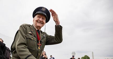 Der ehemalige Luftbrückenpilot Gail Halvorsen ist mit 101 Jahren gestorben. Der ehemalige Luftbrückenpilot Gail Halvorsen ist mit 101 Jahren gestorben.