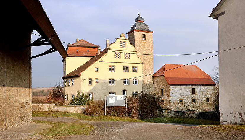Das Schloss Heuchlingen liegt über dem Jagsttal.