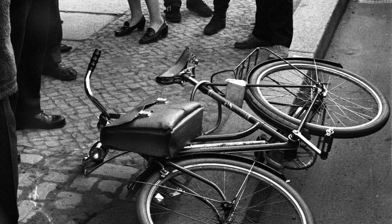 Das Fahrrad von Rudi Dutschke am Tatort am Kurf&uuml;rstendamm: Der Studentenf&uuml;hrer wurde hier niedergeschossen und lebensgef&auml;hrlich verletzt. Foto:&nbsp;Chris Hoffmann