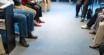 Volle Wartezimmer in den Arztpraxen im Land sind keine Seltenheit: In fast allen Planungsbezirken werden die Quoten f&uuml;r die Hausarzt-Versorgung nicht erf&uuml;llt.
Foto: dpa