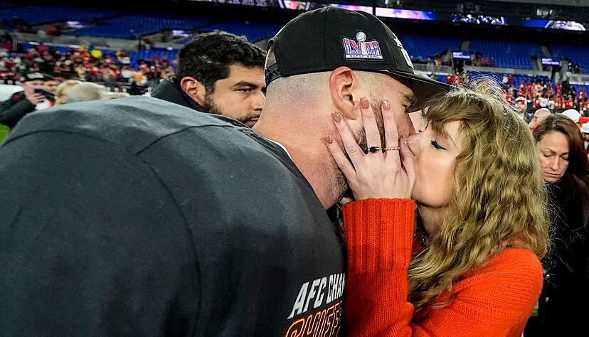 Popstar Taylor Swift küsst ihren Freund und Footballer Travis Kelce. Popstar Taylor Swift küsst ihren Freund und Footballer Travis Kelce.