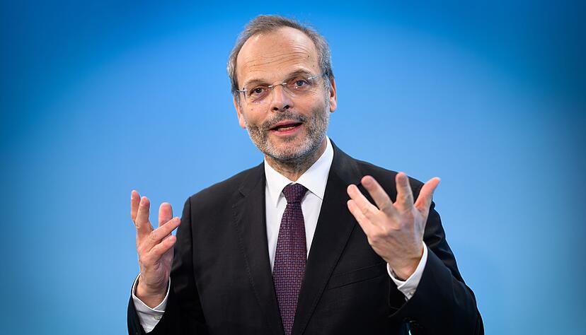 Felix Klein ist Diplomat und arbeitete früher im Auswärtigen Amt sowie an deutschen Auslandsvertretungen in Italien und Kamerun. Felix Klein ist Diplomat und arbeitete früher im Auswärtigen Amt sowie an deutschen Auslandsvertretungen in Italien und Kamerun.