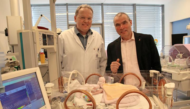 Die Intensivstation der Kinderklinik soll dank der Spendensammlung künftig universitärem Standard entsprechen. Klinikchef Professor Peter Ruef (links) und Stiftungsgründer Ralf Klenk hoffen auf einen erfolgreichen Endspurt der Aktion.
Foto: privat Die Intensivstation der Kinderklinik soll dank der Spendensammlung künftig universitärem Standard entsprechen. Klinikchef Professor Peter Ruef (links) und Stiftungsgründer Ralf Klenk hoffen auf einen erfolgreichen Endspurt der Aktion.
Foto: privat