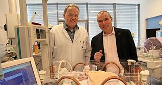 Die Intensivstation der Kinderklinik soll dank der Spendensammlung künftig universitärem Standard entsprechen. Klinikchef Professor Peter Ruef (links) und Stiftungsgründer Ralf Klenk hoffen auf einen erfolgreichen Endspurt der Aktion.
Foto: privat Die Intensivstation der Kinderklinik soll dank der Spendensammlung künftig universitärem Standard entsprechen. Klinikchef Professor Peter Ruef (links) und Stiftungsgründer Ralf Klenk hoffen auf einen erfolgreichen Endspurt der Aktion.
Foto: privat