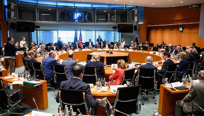 Mitglieder der Bundesregierung und der Ministerpräsidentenkonferenz sitzen zu Beginn des Bund-Länder-Gipfels im Bundeskanzleramt. Mitglieder der Bundesregierung und der Ministerpräsidentenkonferenz sitzen zu Beginn des Bund-Länder-Gipfels im Bundeskanzleramt.
