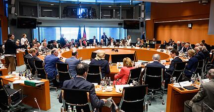 Mitglieder der Bundesregierung und der Ministerpräsidentenkonferenz sitzen zu Beginn des Bund-Länder-Gipfels im Bundeskanzleramt.